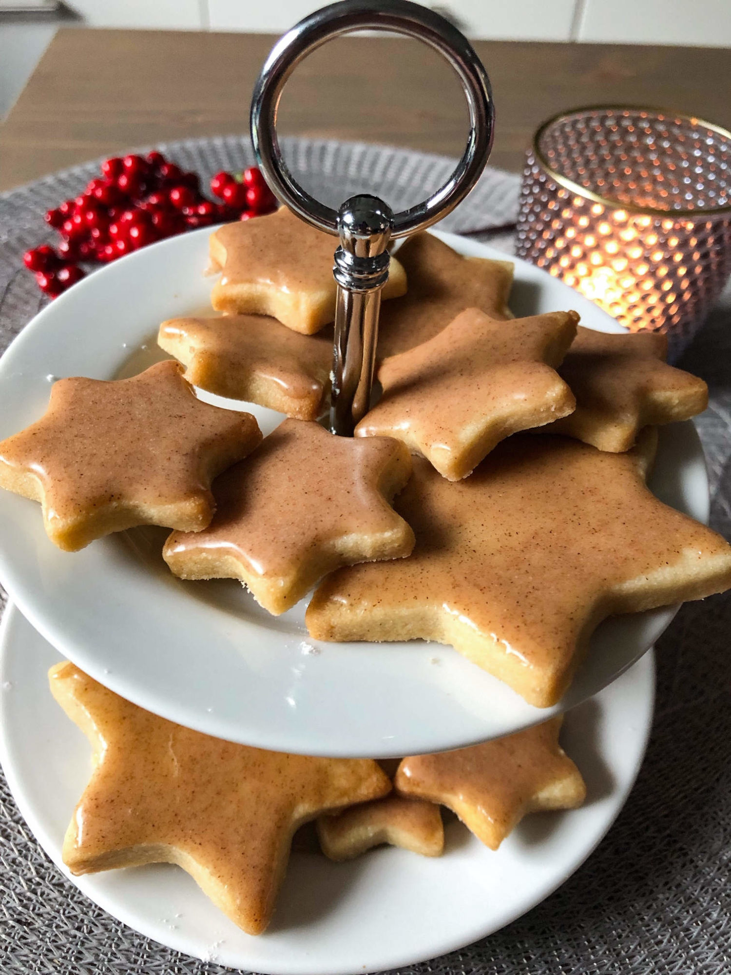 Zimtsterne ohne Mandeln auf Etagere Kekse Rezept