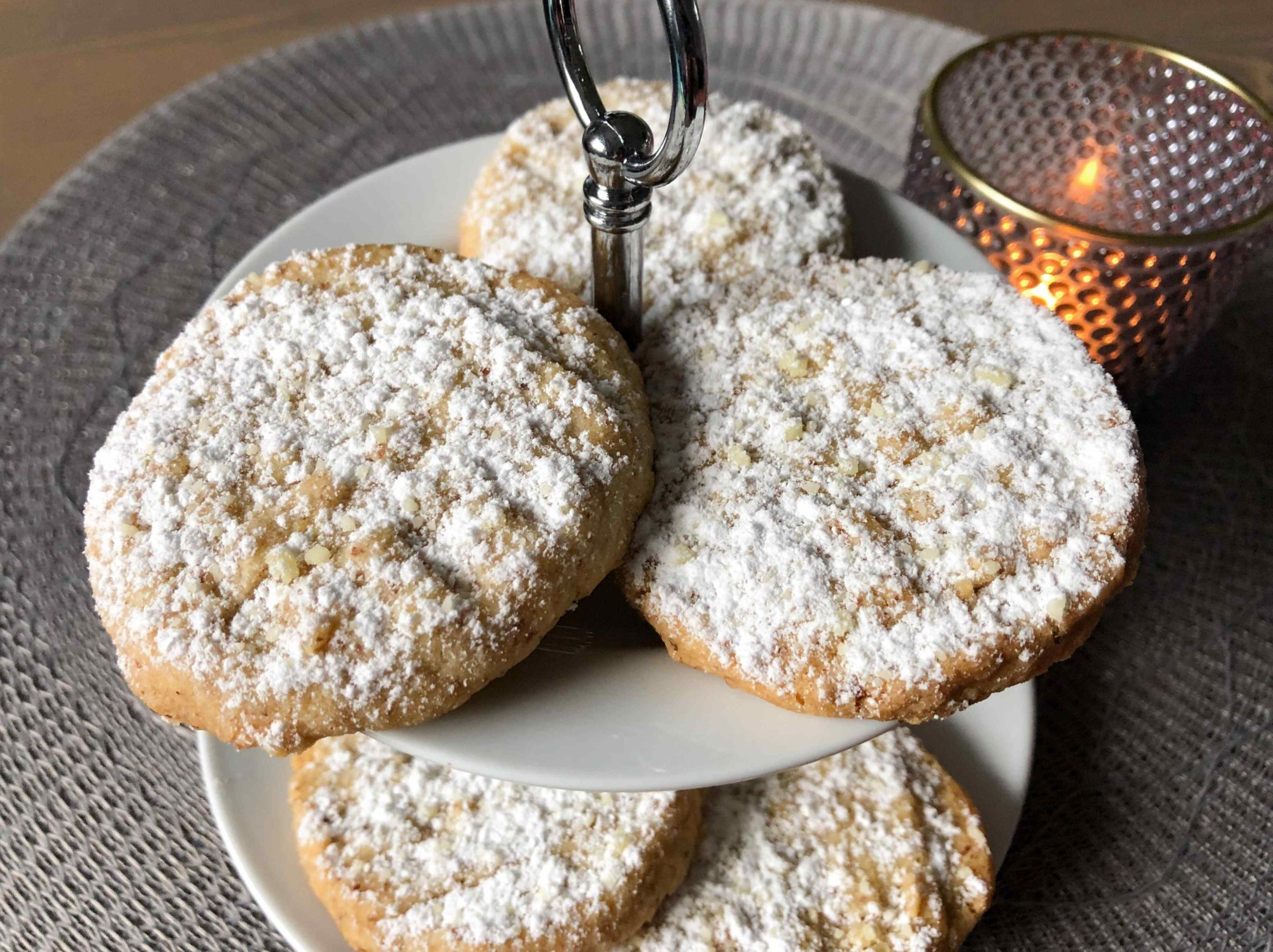 Mandelkekse mit Puderzucker auf Etagere