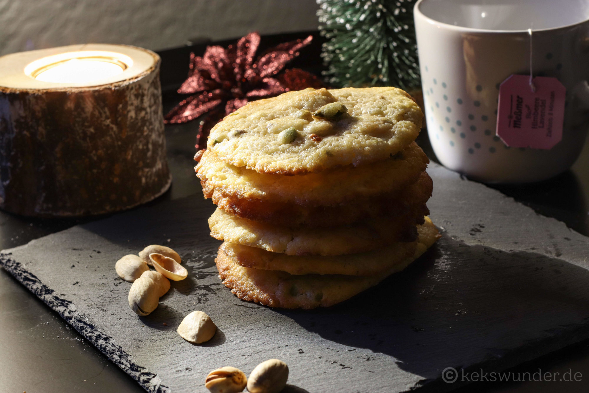 White chocolate cookies gestapelt mit Pistazien