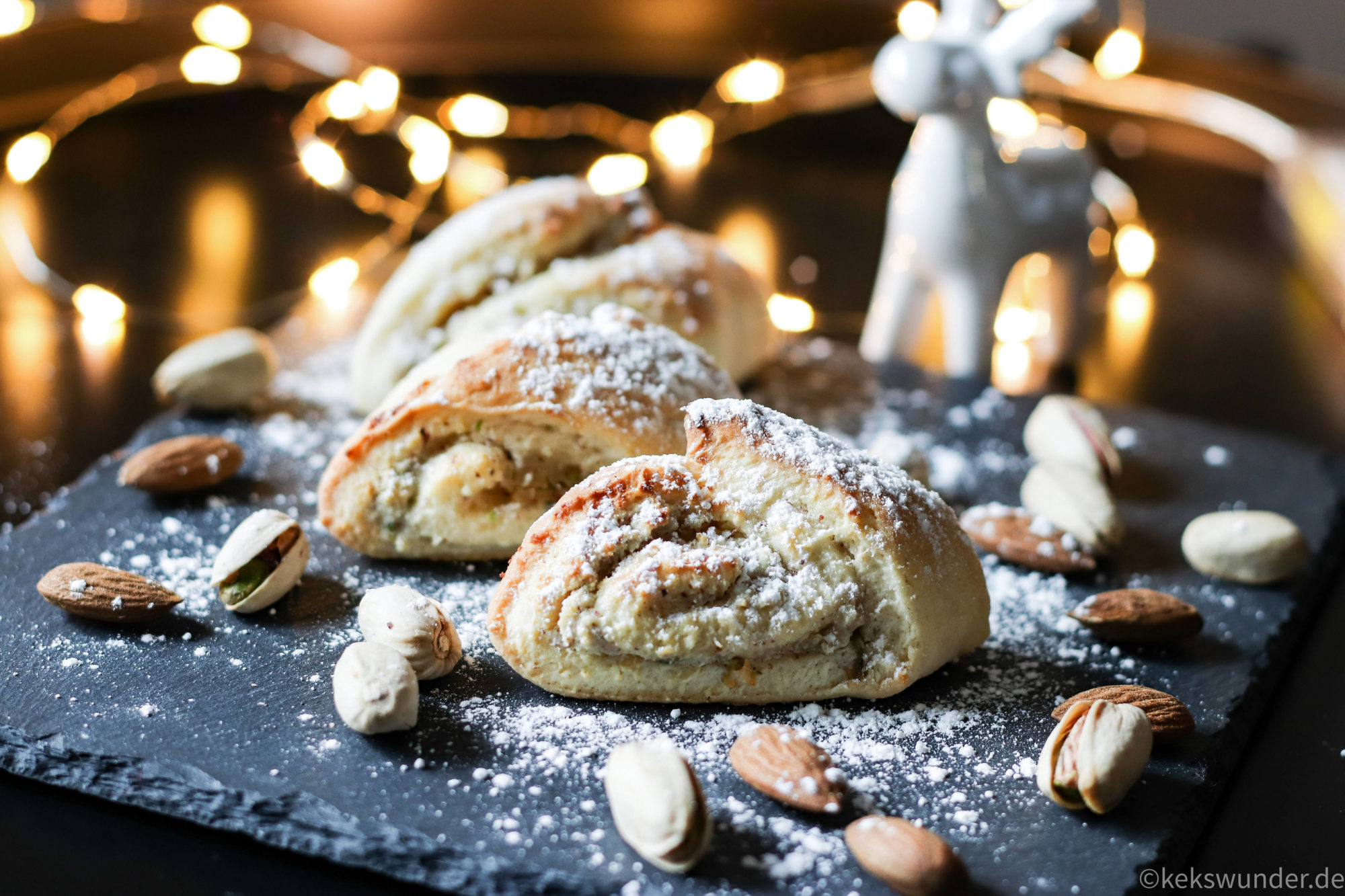 Pistazien Marzipan Kissen auf Schieferplatte Kleingebäck Mandeln